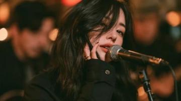 谢霆锋重庆演唱会现场万人合唱，经典歌曲触动粉丝，重温青春记忆与共鸣